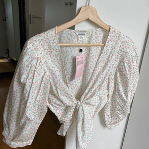 Blommig topp - Kort blommig topp från Monki, aldrig använd