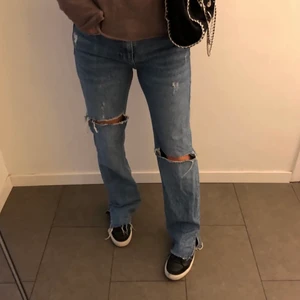 Jeans med slits - Säljer dessa slutsålda jeansen från pull and bear då de tyvärr blivit för små💕 I bra skick och är klippta för mig som är 170cm💕 Högsta bud 550kr