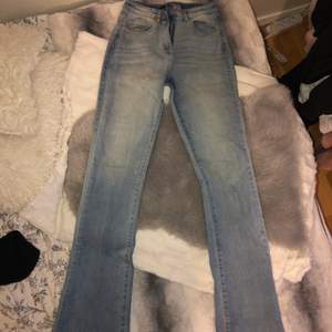 Superfina blå bootcut jeans ifrån madlady som inte längre säljs, jättefin blå färg och såå stretchiga, aldrig använda därav priset💕köpta för 499kr, säljer för 300kr+frakt💕
