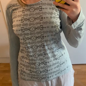 Blå långärmad - Jättefin blå långärmad tröja med fina glittriga detaljer på💙 den är lite vidare vid armen💙 köpt på sellpy men från märket Laura Stein 