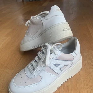 Axel Arigato skor - Säljer Axel Arigato skor i stl 37 jättefina och använda fåtal gånger, säljer pga att de är försmå  Säljer för 350kr + frakt 