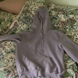 Hoddie  - Säljer en lila hoddie från h&m köpt för 3`00 säljer för 200 pågrund av andvänt skick. Inget fel på den väldigt fin storlek s. 
