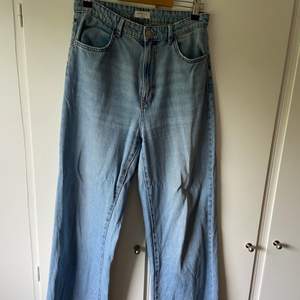 Blå jeans i användt men bra skick. Från Lindex i storlek 38. Vida ven och långa (jag är 175). Skriv till mig om ni vill ha mått eller fler bilder eller andra frågor☺️