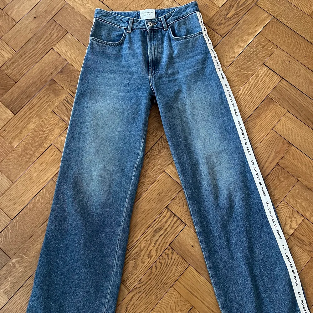 Säljer dessa, nästan helt oanvända Les Coyotes De Paris Jeans. Jeansens angivna storlek är 18 år vilket ungefär motsvarar en 36/38!. Jeans & Byxor.