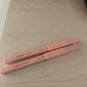 Caia läppenna  - Säker två stycken läppennor som jag fått i Caias julkalender då jag redan har många. Helt nya. 1 för 60 båda för 100. Frakt kostar 13kr🥰