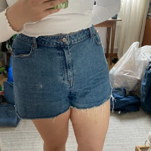 Jeansshorts  - Säljer mina jeansshorts från H&M då de är för stora för mig 💙 fickor både bak och fram 🥰