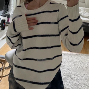 Etirel stickad tröja - Fin stickad tröja i vitt och marin blått. Är st S men är väldigt stor så passar nog upp till en L.