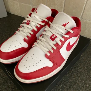 Jordan 1 low gym red - cond 9/10, originalbox följer med. köpta för 2000kr. små tecken pä användning men fortfarande väldigt fint skick. Skriv för fler bilder! 