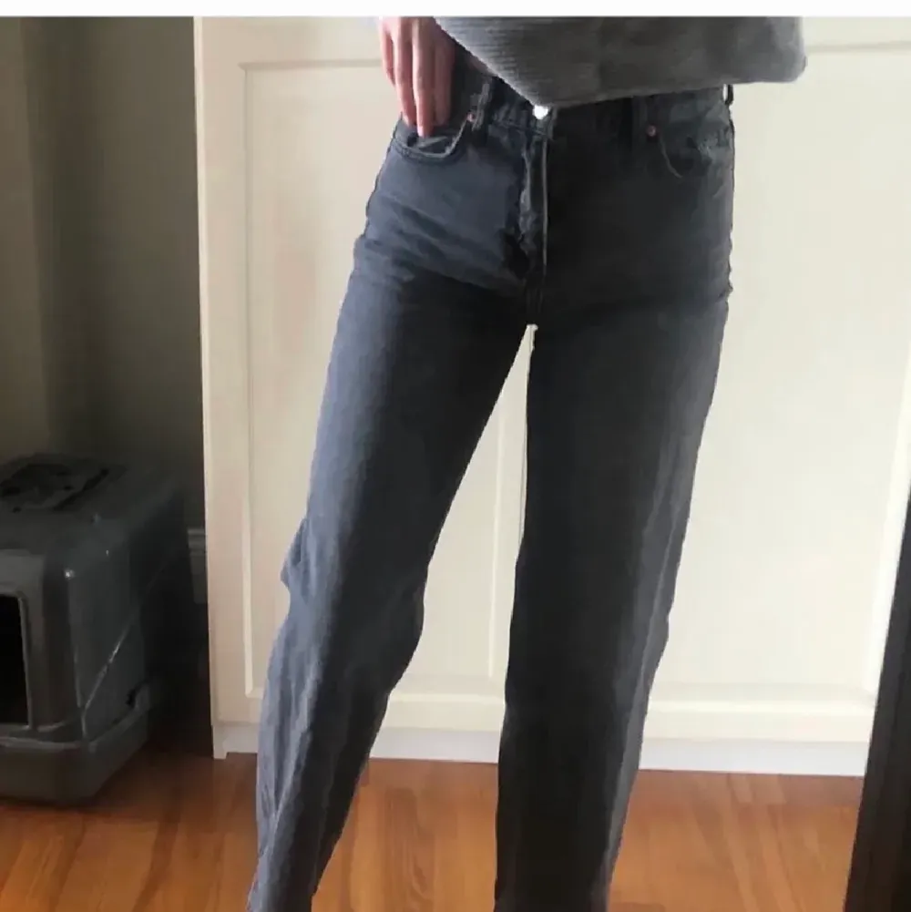Jättefina jeans men kommer tyvärr inte tilll användning längre då jag har ett par likadana, dom är från topshop i deras Wilde modell. Sitter som en 36 ungefär. Jeans & Byxor.