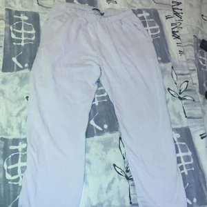 Oanvända mjukisbyxor.  - Köpa på lager 157. Aldrig använt då dem visade sig vara för korta när jag kom hem. De är åt de lila hållet. Hör av er för mer bilder elr information. 