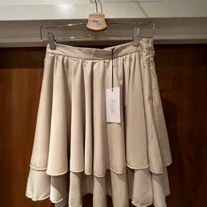 Beige volangkjol - Superfin kjol med lapparna kvar, storlek 38