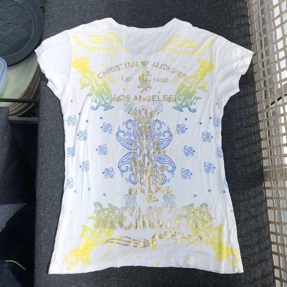T-shirt från Christian audigier skaparen av bl.a Don ed hardy. Fint tryck med rhinestones 110kr +frakt . T-shirts.