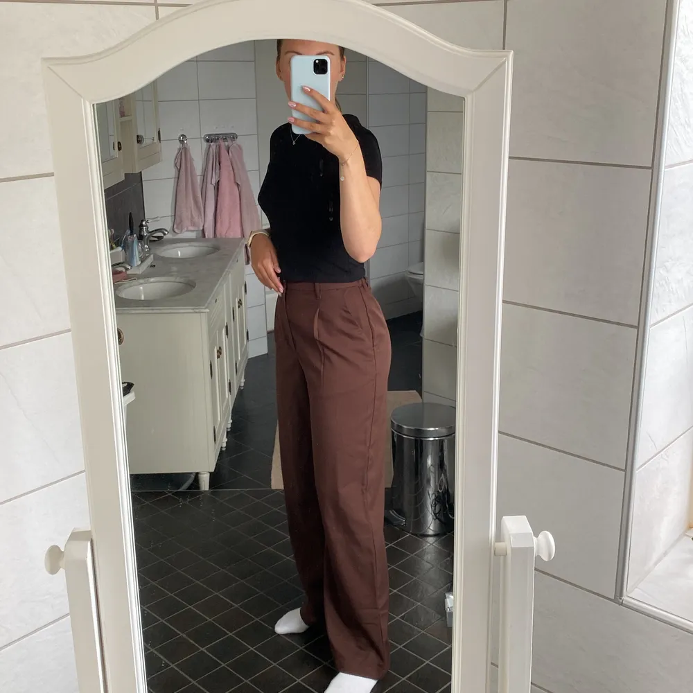 Storlek 38 med resor i midjan vilket gör att dem aldrig sitter hårt i midjan. Byxorna är raka. Köpte dem för 200 kr på hm och säljer för halva priset. Använt några gånger. . Farkut & Housut.