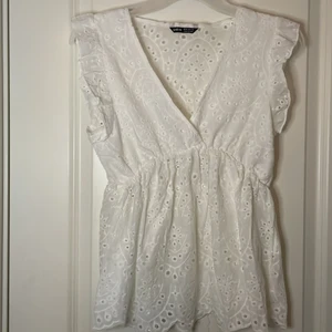 En vit volang tröja i storlek XSS❤️👚 - Jag säljer denna jättevacker volang tröjan i färgen vit då den tyvvär aldrig kommer till användning!❤️ tröjan är väldigt stretchig så storleken kan man ha som en XS/S/M❤️ parfekt till sommaren❤️☀️ 