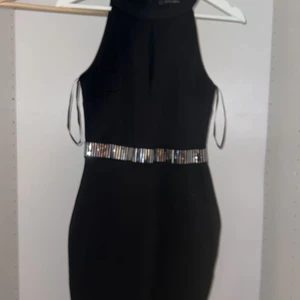 Klänning  - En vanlig svart klänning som inte kommer till användning.