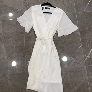 SisterS point klänning - Perfekt klänning till studenten. Aldrig använd! Prislapp kvar! Ordinarie pris: 499kr