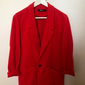 Röd blazer - Röd, ofodrad blazer från Gina Tricot. Så fin! Bra använt skick. 