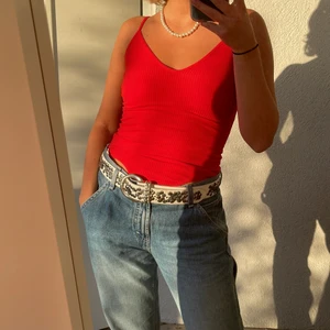 Body - Ribbad body som knaps nertill! Superskönt och perfekt till sommaren 🥰 frakt tillkommer med 66kr 