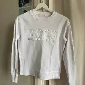 Vit Hogo Boss sweatshirt i storlek xs, köpt på room 1006 i emporia. Kommer tyvärr inte till användning längre. Har en fläck som man kan se på andra bilden. Därav ett lägre pris 🤍🤍🤍