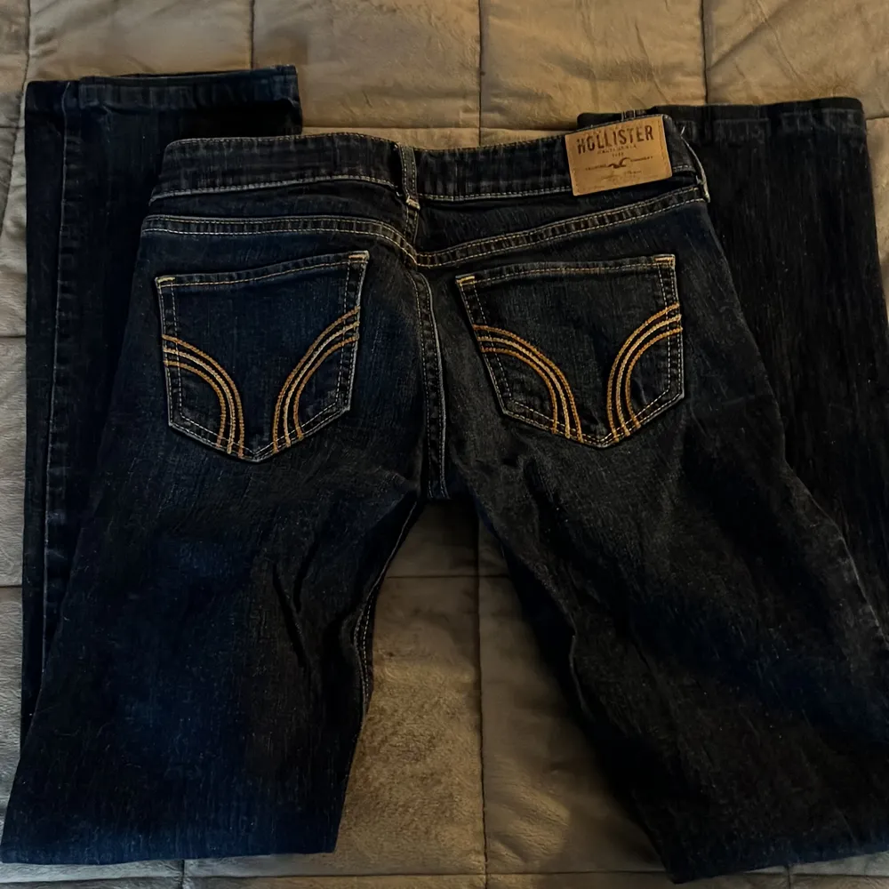 Säljer dessa jätte fina jeans från Hollister, då de är för små för mig. Low waist, 24x31. Anvämda fåtal gånger så i bra skick. Frakt ingår!. Jeans & Byxor.