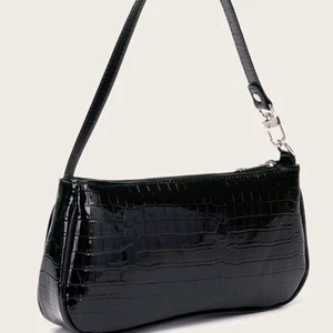 Väska - Har två likadana så säljer en av dem, jätte fin och aldrig använd!! Säljer för 50