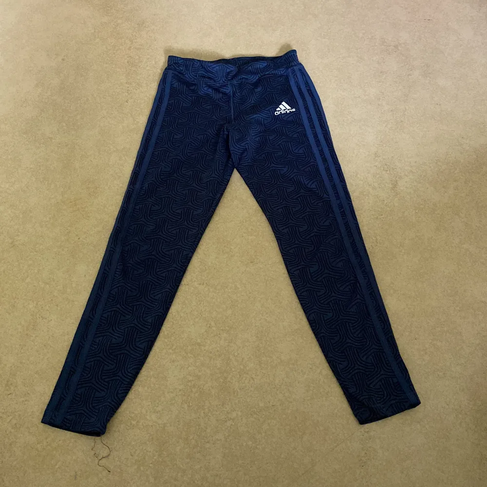 Adidas-träningsbyxor, strl S.                                                          300kr. Jeans & Byxor.