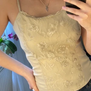 Korsettliknande topp  - Beige korsettliknande topp från Vila. Hur fin som helst,  med reglerbara axelband och dragkedja i sidan. Passar S-M. Färgen syns bäst på bild 1.