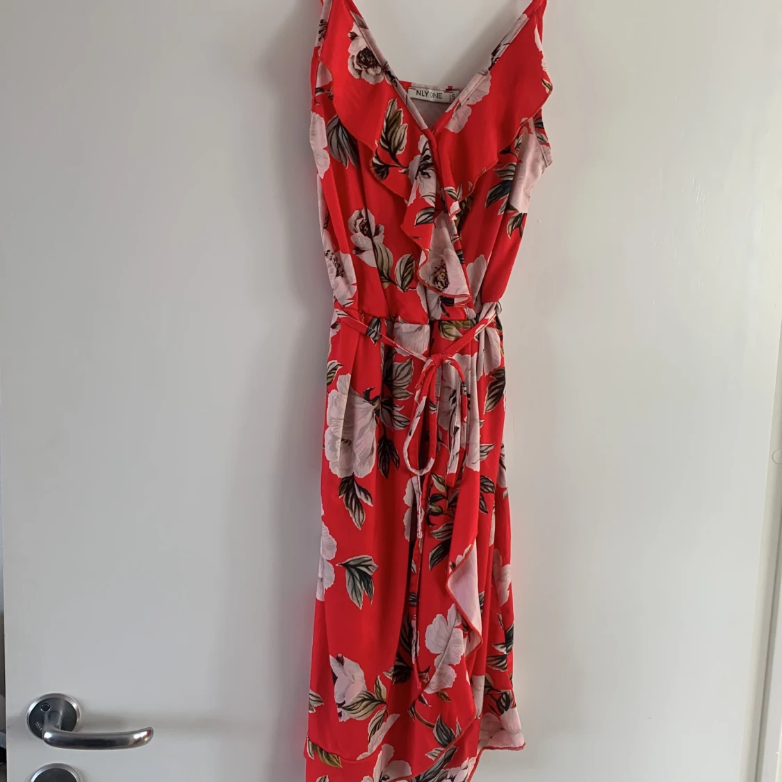 Röd klänning med blommor 