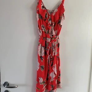 Röd klänning med blommor  - Jättesöt sommarklänning från Nelly🌺🌸🌼