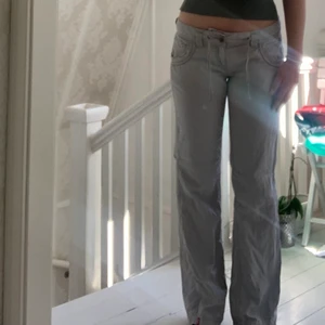 Edc linnebyxor  - Somriga linnebyxor från edc❣️ Köpta på sellpy och är i bra skick! Storlek 38 men passar s och m, har också snöre i midjan:) bra längd på mig som är 172