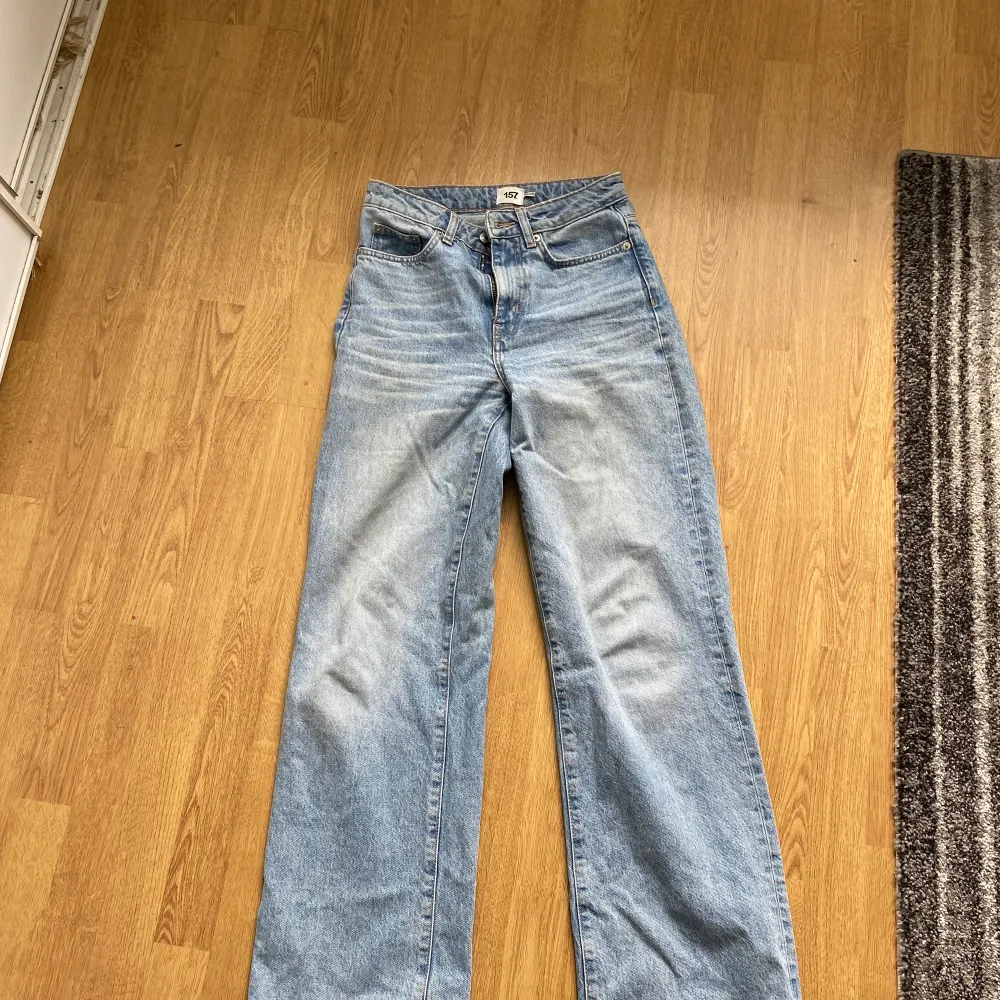 Jätte fina byxor, har knappt använt dem. När jag väl har haft på mig dom har jag fått massvis med komplimanger;) Jag väljer att sälja dessa för att jag aldrig har på mig dem. . Jeans & Byxor.