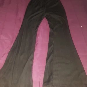 Svallande ben fasta byxor storlek xs - Super fina byxor från Shein, nya och oanvända. Väldigt sköna och bekväma byxor. Jag köpte plagget från Shein (270 kr) men den passade inte mig så jag använde den aldrig. Helt ny och 1 måmad gammal, väldigt bekväm, passar bra.💕💕