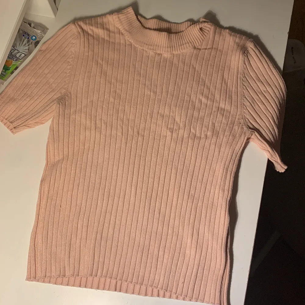 En fin rosa t-skirt i fint skick och knappt använd.. T-shirts.