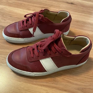 Axel Arigato skor strl 36 - Vinröda Axel Arigato skor i storlek 36. Nästintill nyskick då de använts enbart ett fåtal gånger! Frakt tillkommer eller om du har möjlighet att mötas upp i Stockholm :)