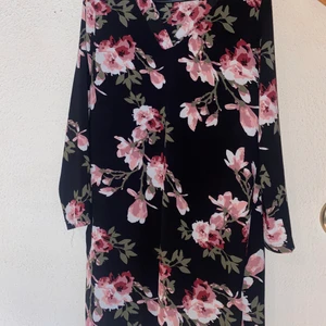 Blommig klänning, strl M - Aldrig använd, blommig fin klänning. Skötn material.