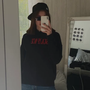 Scarface hoodie  - Säljer min Scarface hoodie som är i storlek M men som även passar som en L. Köpte den för några månader sedan i H&M (slutsåld nu). Använt den 3 gånger och sedan dess har den bara legat i min garderob.. Jättebra skick och material (inga fläckar, hål osv). 