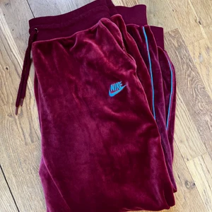 Retro mjukis från Nike - Vinröda, storlek M