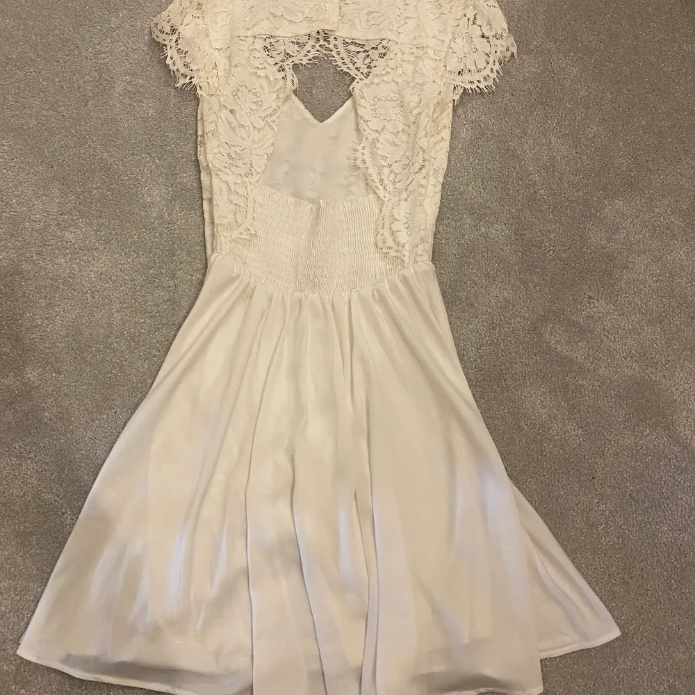 Säljer denna fina vita klänning från bubbleroom. Passar perfekt till studenten🌸. Klänningar.