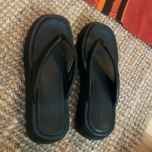 platå sandaler - intressekoll på svarta platå sandaler från märket oysho storlek 38. Chunky stora
