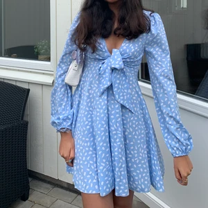 Klänning med knytband - Så härlig klänning perfekt inför sommaren. Endast använd en gång så fint skick!! Frakt tillkommer i priset 💕