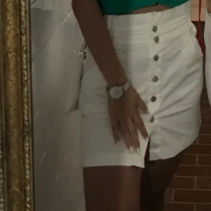 Kjol  - Kjol från #zara  Jätte fin inför #studenten eller bara #sommar och #midsommar !  Använd 1-3 gånger köpt 2019 från zara trf collection (slutsåld)  Storlek S men passar xs-s då den e stretch! Kan mötas upp eller fraktas!