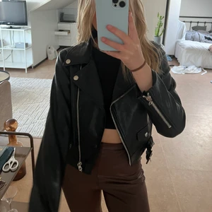 Skinnjacka - Skinnjacka från Drôle de copine i storlek L! Extremt sparsamt använd, ser ny ut 