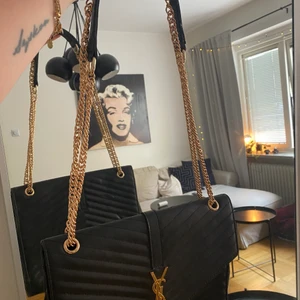 YSL Väska (Fake)  - Falsk YSL väska. Ganska slitet märke men annars är väska i rätt bra skick 