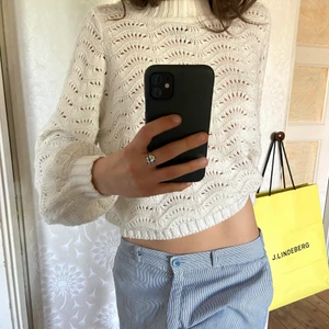 Stickad tröja  - Vit stickad tröja, fint skick. Super för sommaren!💞