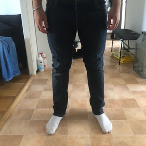 Armani jeans - Säljer mina Armani jeans eftersom jag inte använder dom längre. Skick 10/10. Inte använt jättemycket. Pris 600. Storlek 36.