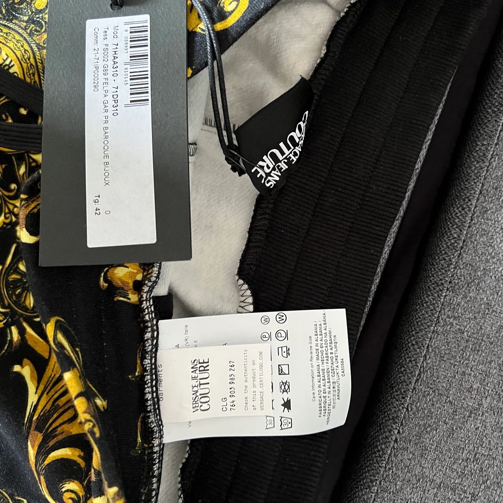 #Versace #jeans #couture #byxor #ny #äkta Säljer en helt ny Versace byxor/träningsbyxor. Kostar 2900kr ny och önskar 2000 för den. Priset kan diskuteras vid snabb och smidig affär! Kan mötas och skickas med spårning. #träningsbyxor Storlek 36/s. Jeans & Byxor.
