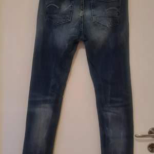 Ett par ursnygga jeans från populära G Star. Den är använd ett fåtal gånger. 