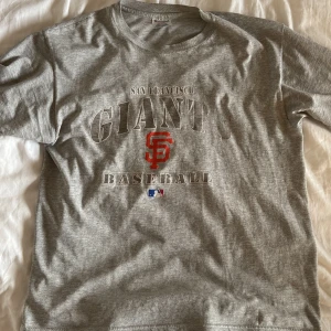 Giants t-shirt  - San Francisco grå t-shirt. Köpt på Brodway & sons, inga skador eller fläckar 