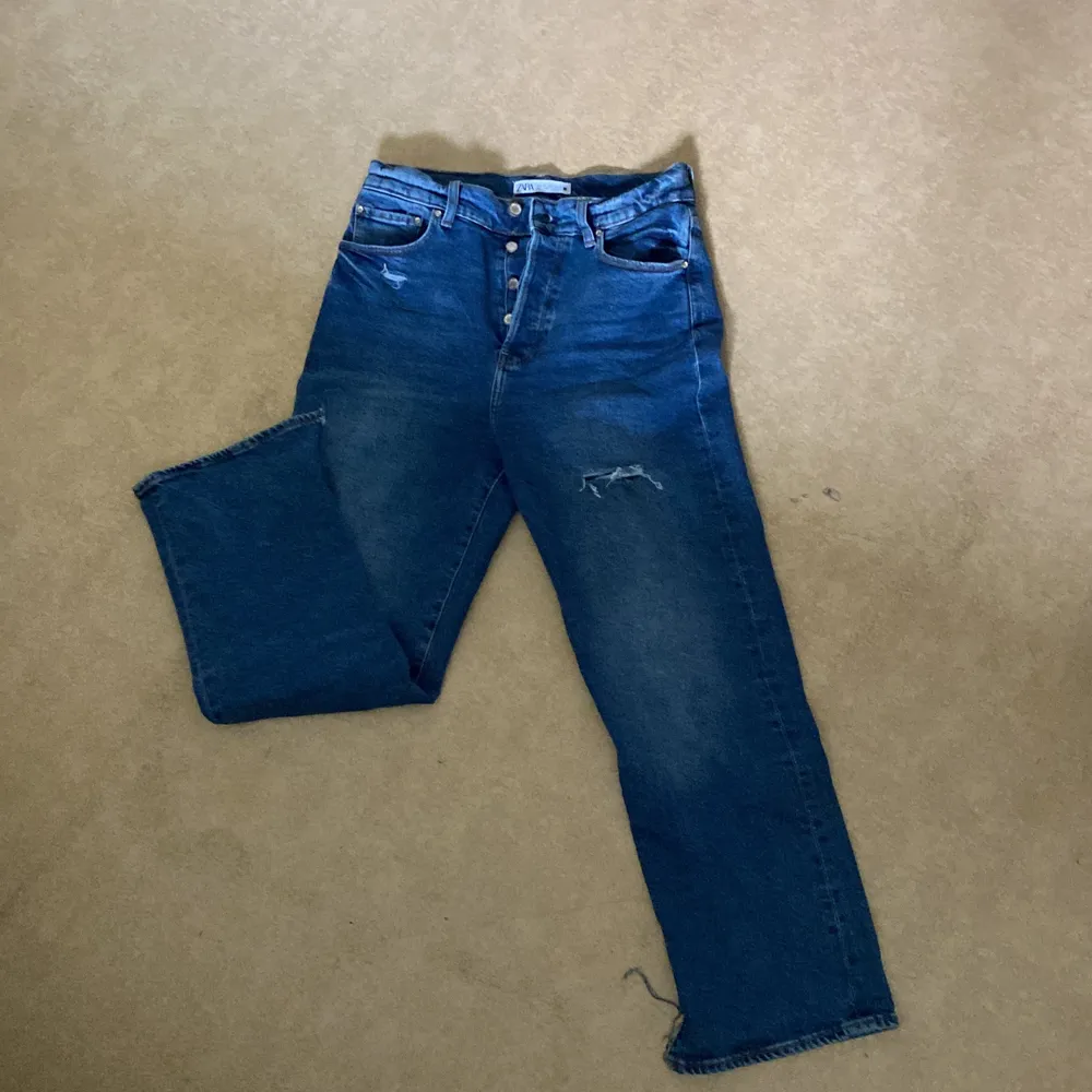 Jeans från Zara, strl 40 passar en med strl M.                             200kr . Jeans & Byxor.