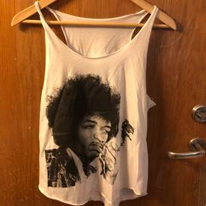 Säljer mitt Jimi Hendrix Linne som är för liten för mig så har inte använt på länge, så den är i fint (nästintill oanvänt) skick. OBS, beställer du mellan 9-11 juni så kommer jag inte att vara hemma, men postar iväg linnet direkt jag kommer hem såklart!